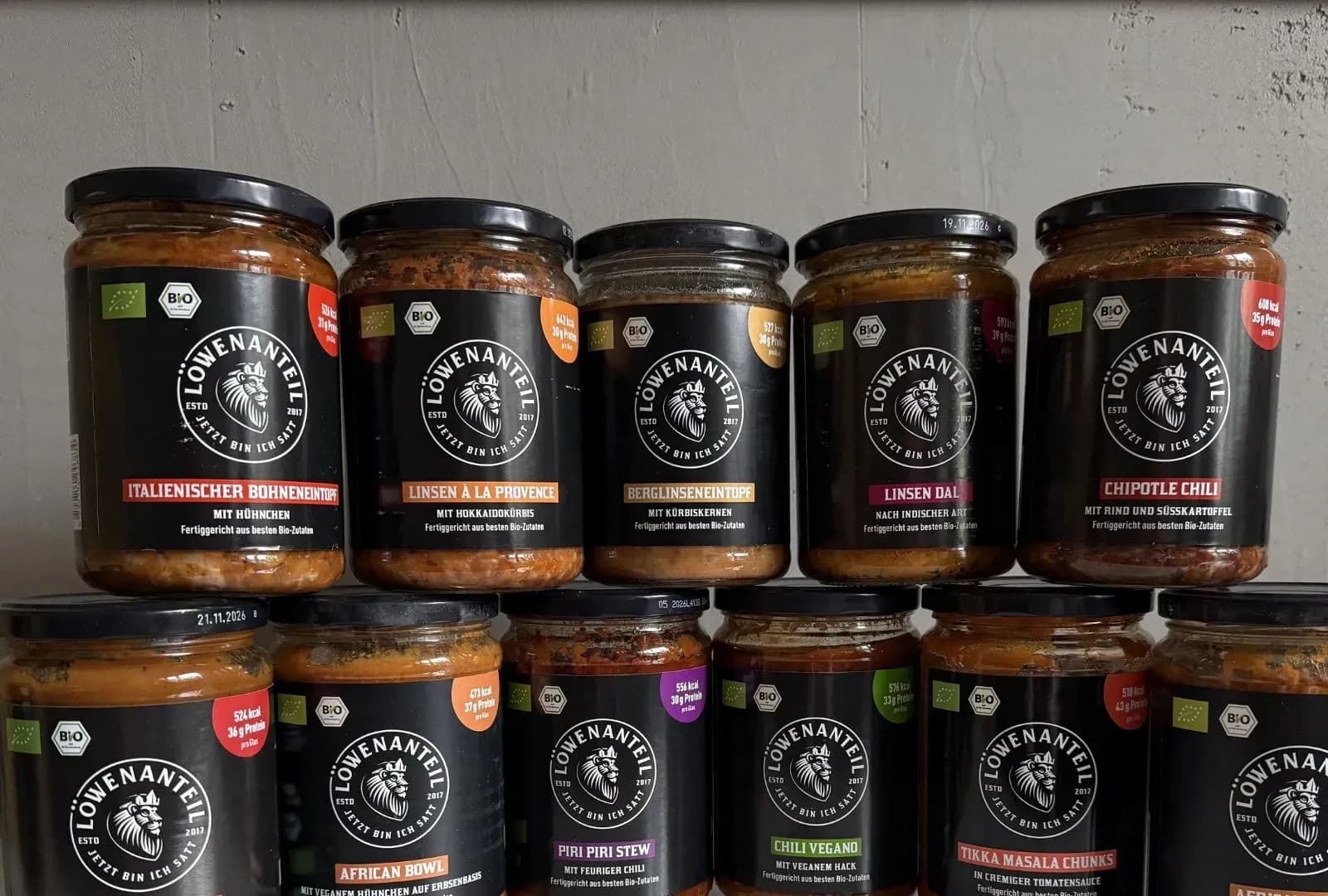 Verschiedene Löwenanteil Mahlzeiten übereinander gestapelt