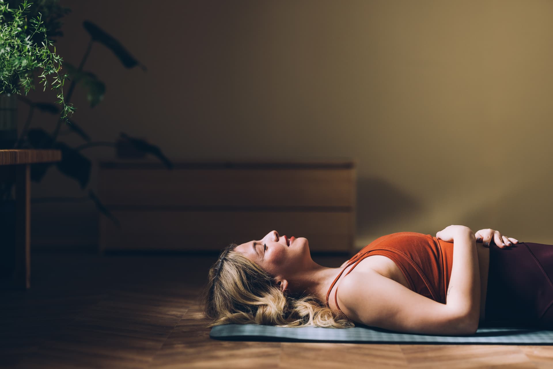 Frau auf einer Yoga-Matte, die entspannt 