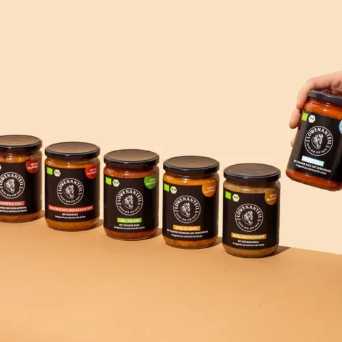 Eine Reihe von Löwenanteil Produkten, davon wird eines von einer Hand gehoben