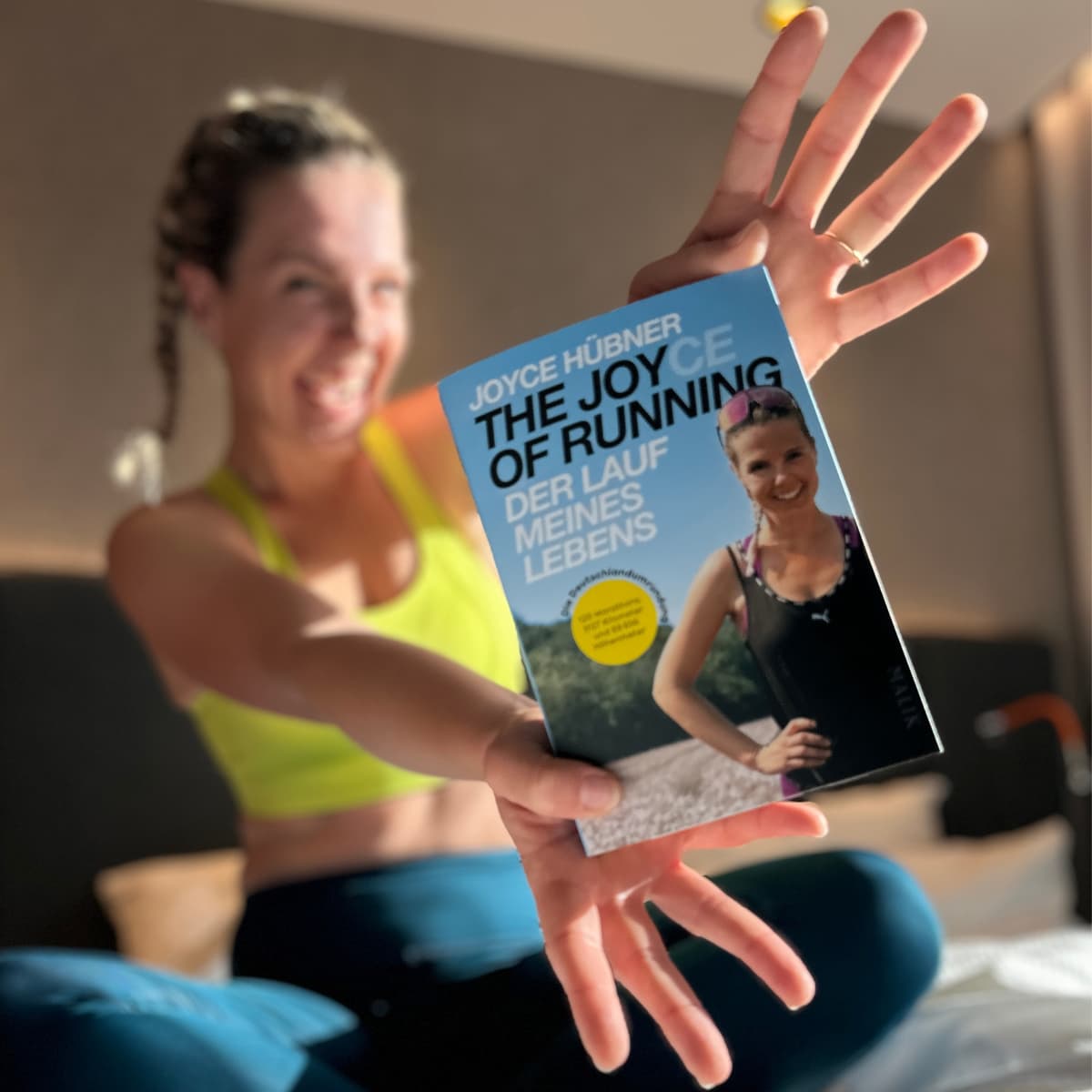 Joyce präsentiert ihr Buch