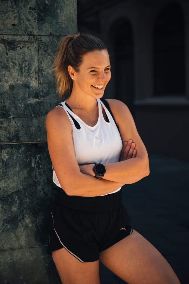 Joyce vor einer Wand