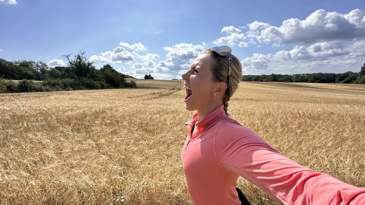 Joyce Hübner läuft durch ein Kornfeld – Runner's High beim Trainingslauf