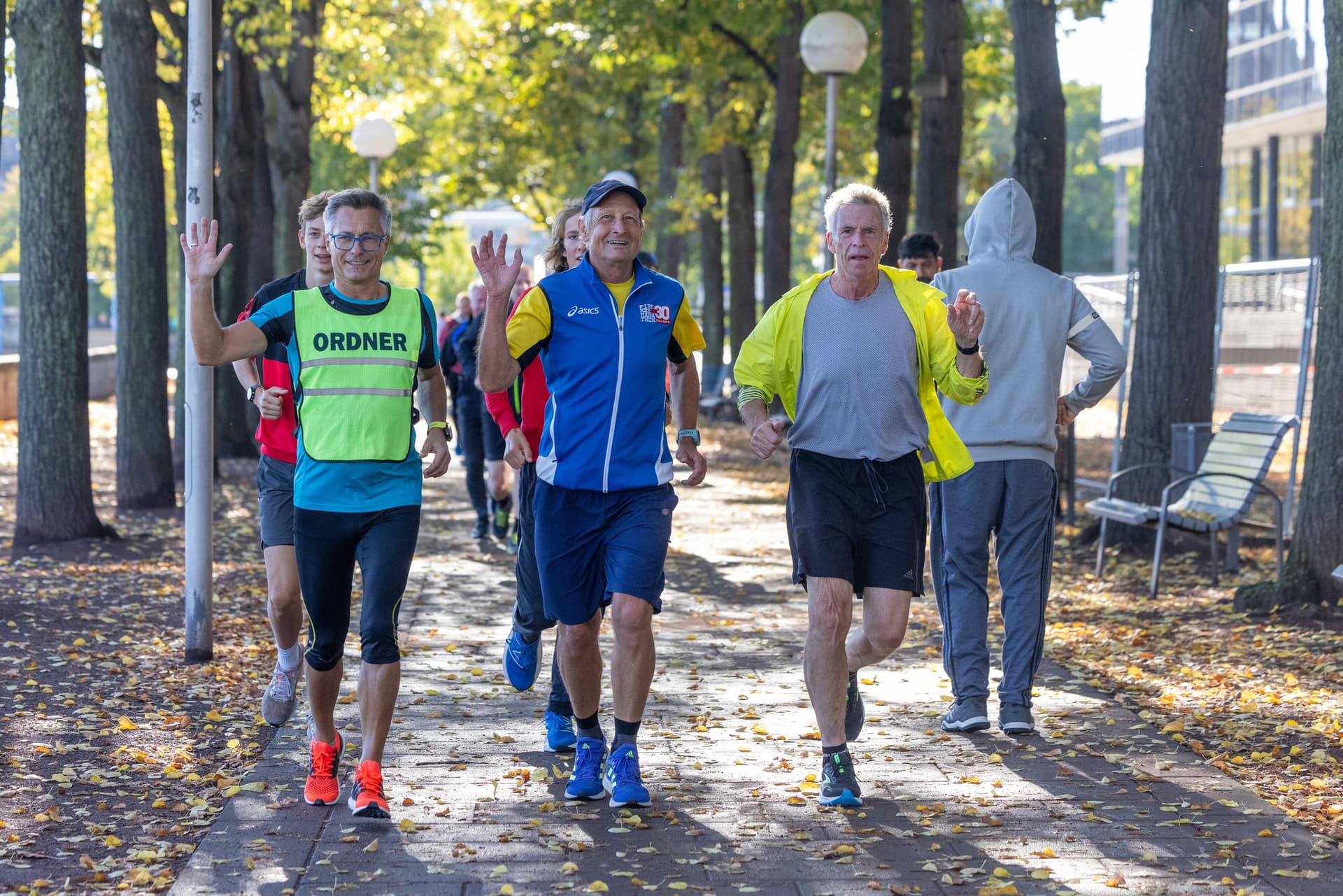 Gruppe von älteren Personen die Joggen