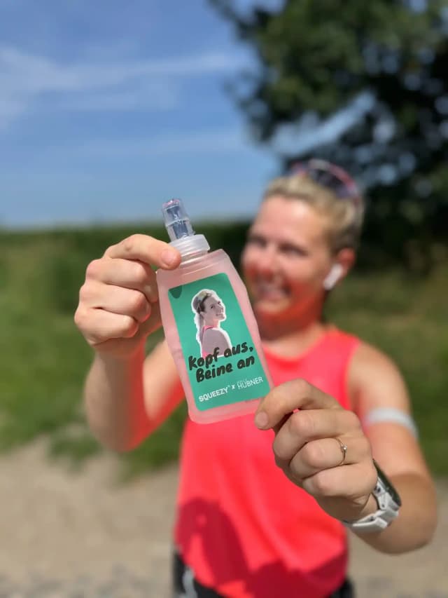 Joyce mit dem Squezzy Refiller in der Joyce Edition