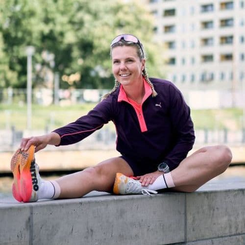 Joyce dehnt sich auf einer Mauer