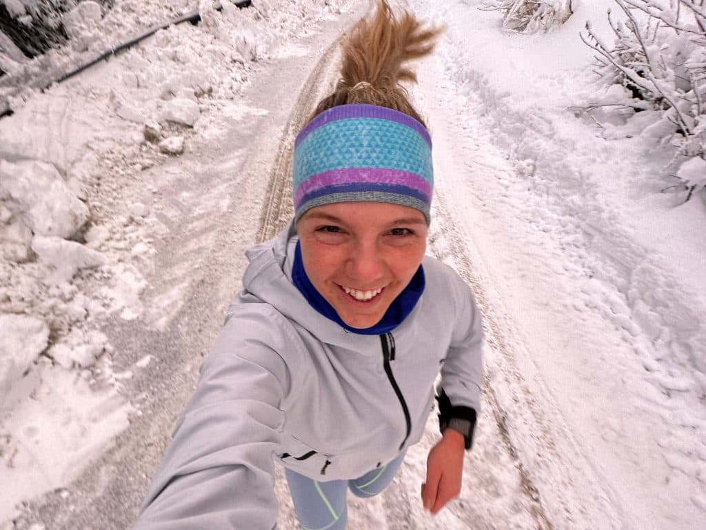 Joyce laufend auf Schnee mit Kopfband